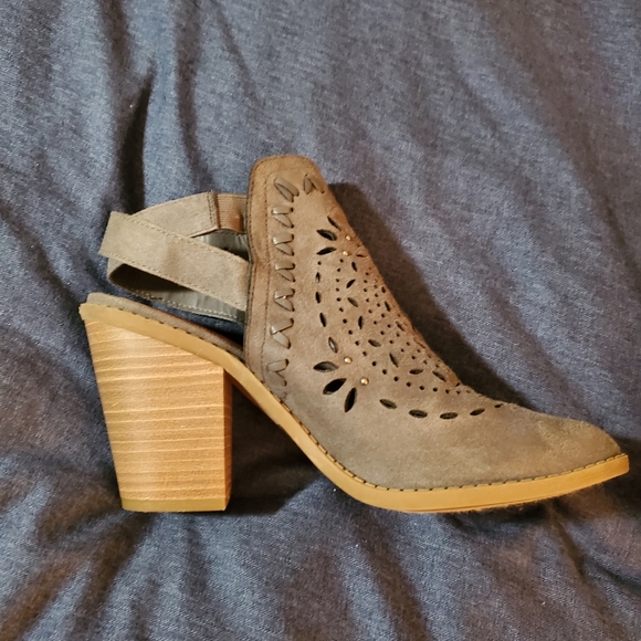 Blue suede closed toe heels 👠 - Picture 4 of 7